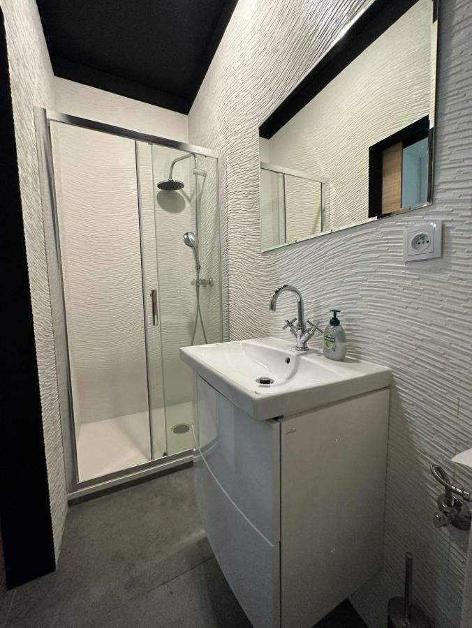 Przyjemny Lokal W Centum Miasta Apartment Lodź Bagian luar foto